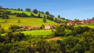 Damián (24 años) quiere salvar la aldea asturiana de su familia donde ya no queda nadie: “Que no se pierda, que no se convierta en maleza”