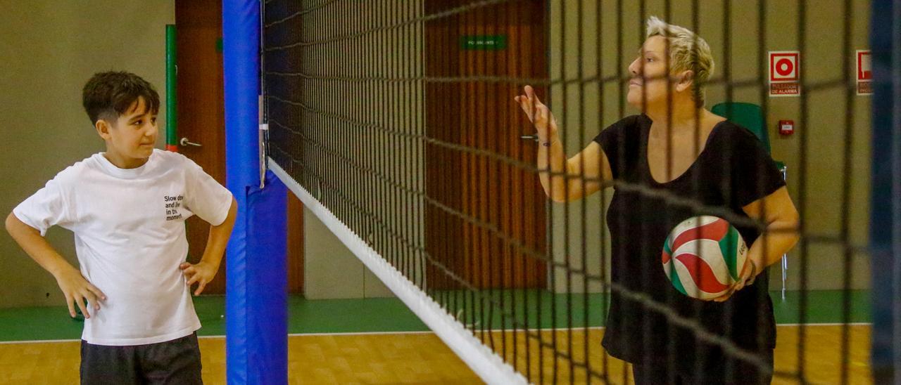 La entrenadora Raquel Oubiña dirigiéndose a uno de los niños que se inician en el voleibol.