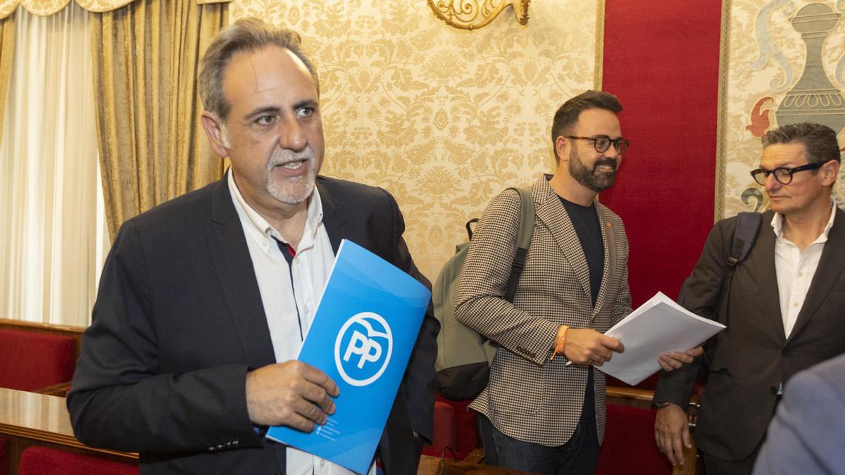 Manuel Jiménez, con una carpeta con el logo del PP entre las manos,  en una imagen tomada en el último pleno de abril, cuando dimitió.