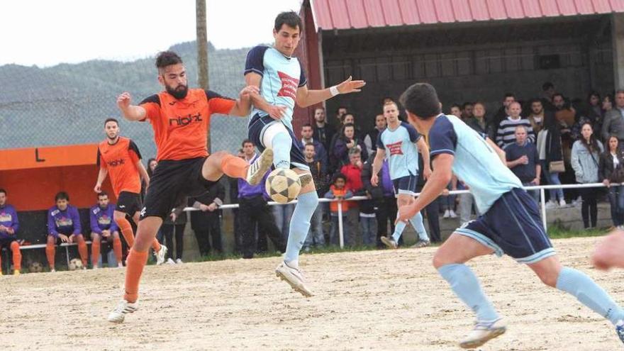 Una disputa en el encuentro de ayer en Vista Hermosa entre Paderne y Viana. // Iñaki Osorio