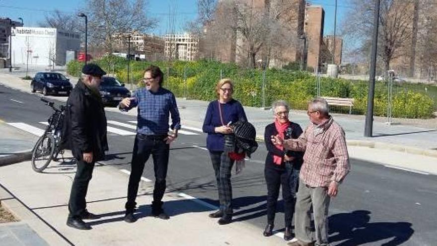 El concejal Giuseppe Grezzi con los vecinos del barrio.