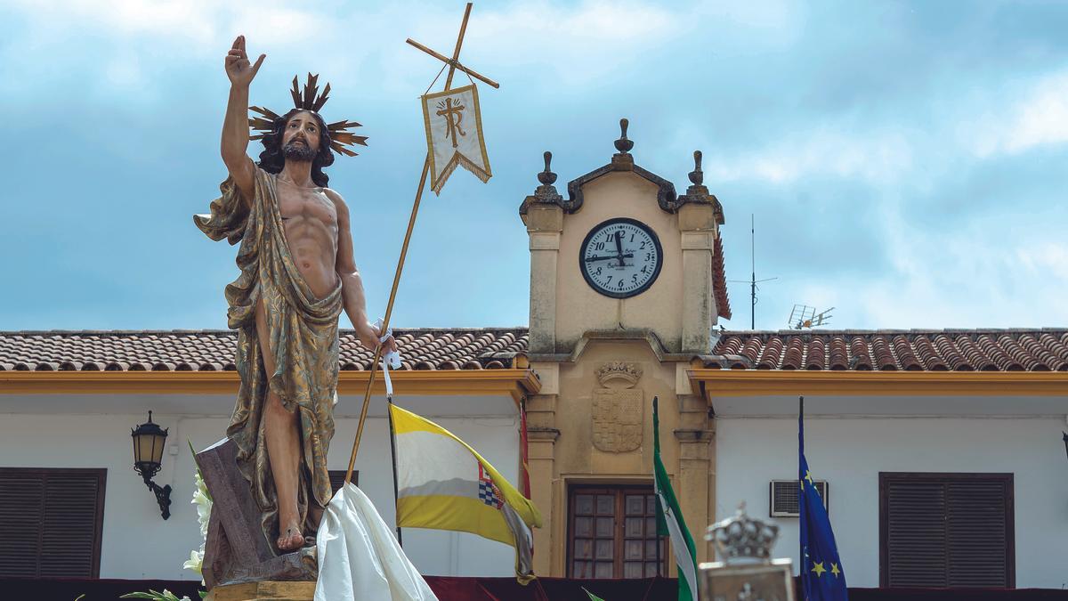 El Resucitado: Un momento de la llegada de la imagen a la puerta del Ayuntamiento, que supone el fin de la semana grande de El Carpio.