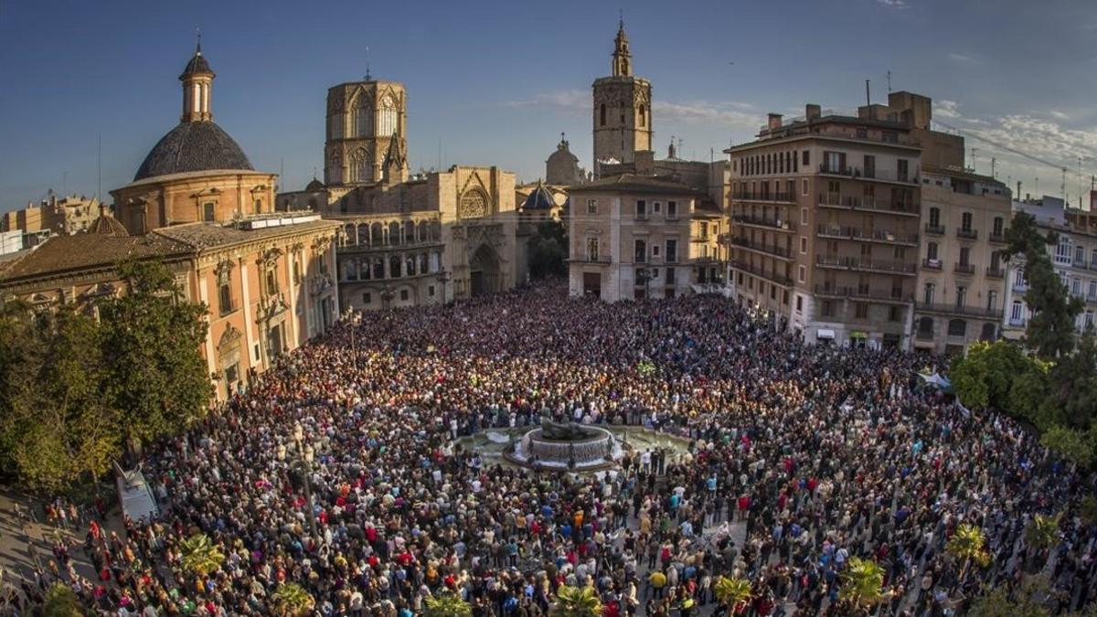 Concentración en apoyo a las víctimas del accidente del metro de València, en la plaza de la Virgen, en el 2013.