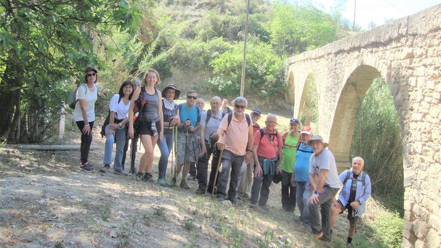 El grup davant l’aqüeducte del Torrent del Llop