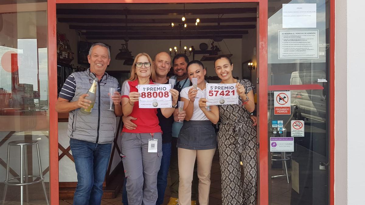 Trabajadores de la gasolinera Cepsa de Tahiche festejan el Gordo y uno de los quintos premios de la Lotería de Navidad.