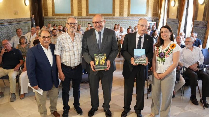 Juan Antonio Devesa presenta el libro &#039;Flora vascular de la provincia de Córdoba&#039; en el Rectorado de la UCO