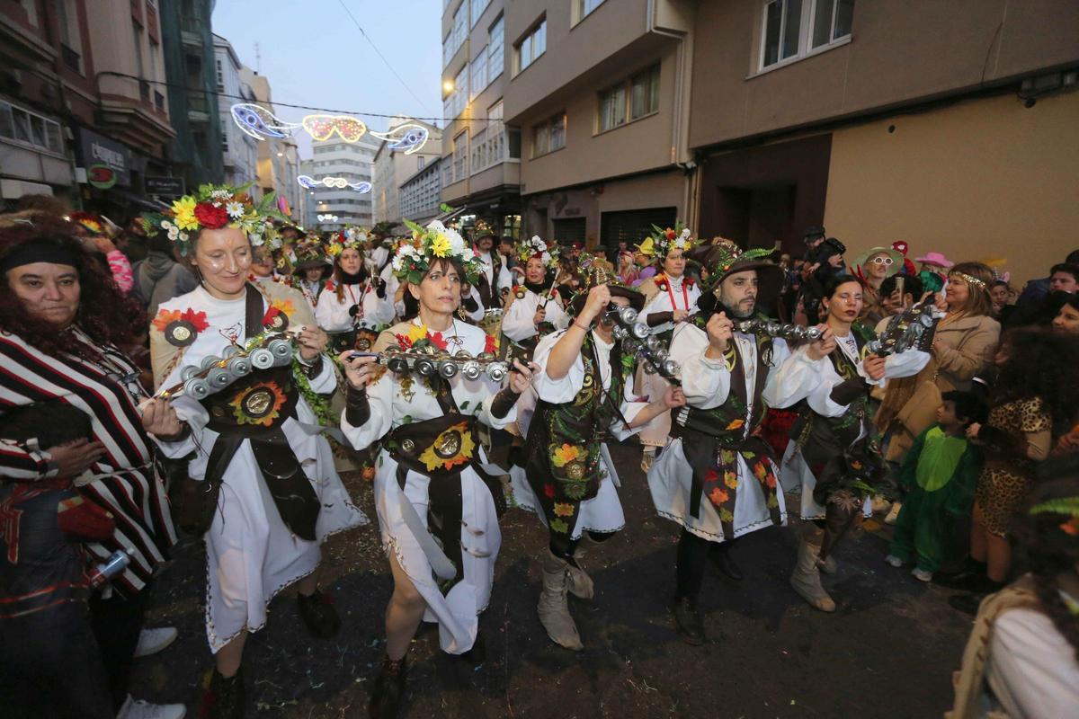 Los choqueiros toman la calle de la Torre con máscaras, música y diversión.