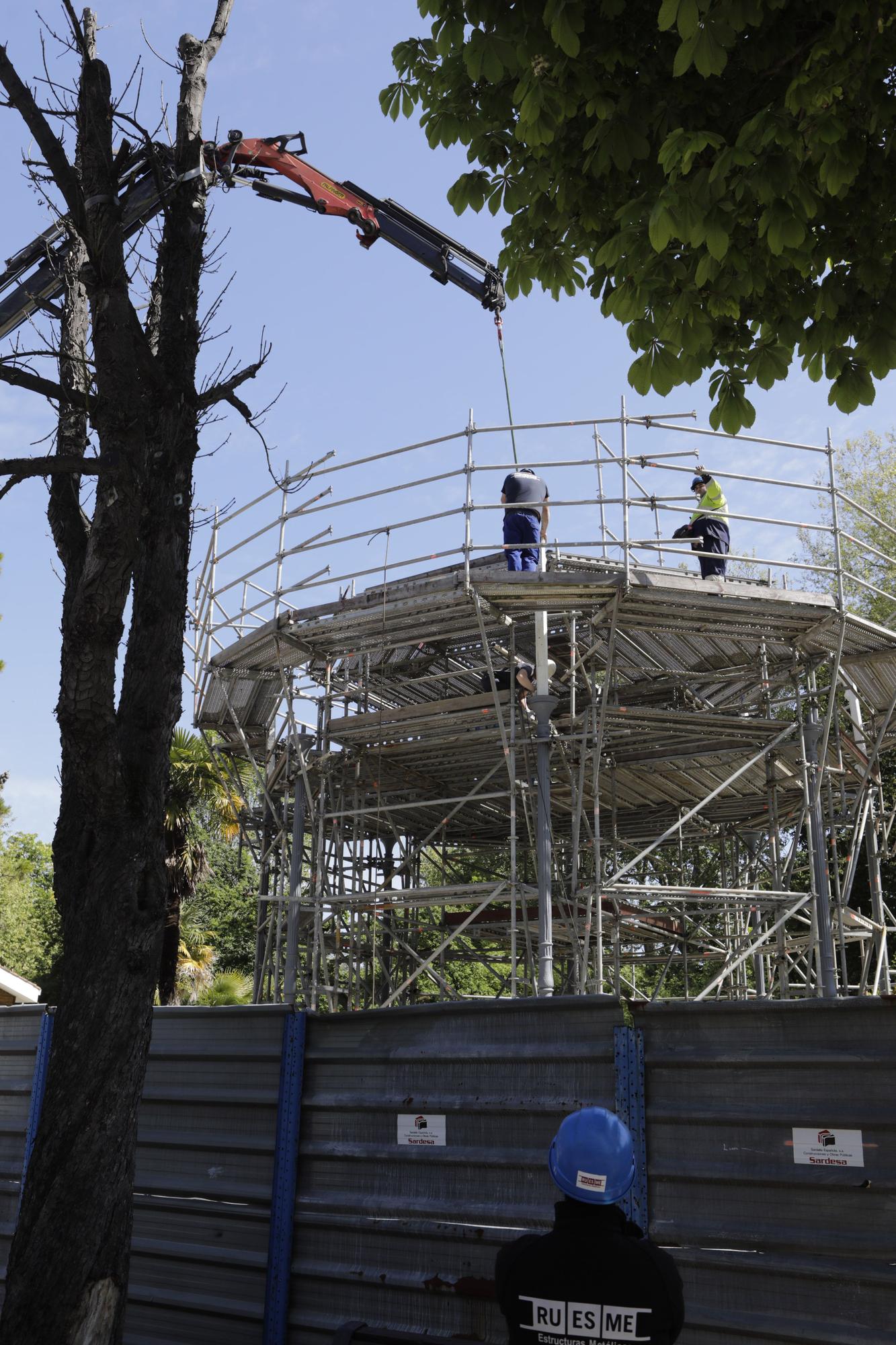 EN IMÁGENES: Comienza el montaje de la estructura del kiosco del Bombé en Oviedo