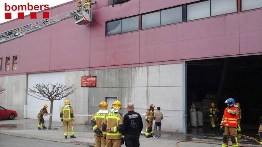 Els Bombers, davant de la nau afectada per l&#039;incendi