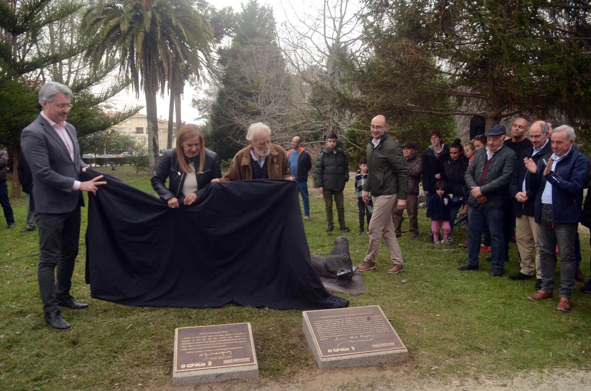 Así fue la inauguración de la escultura que recuerda al burro que descubrió las aguas termales de A Toxa.