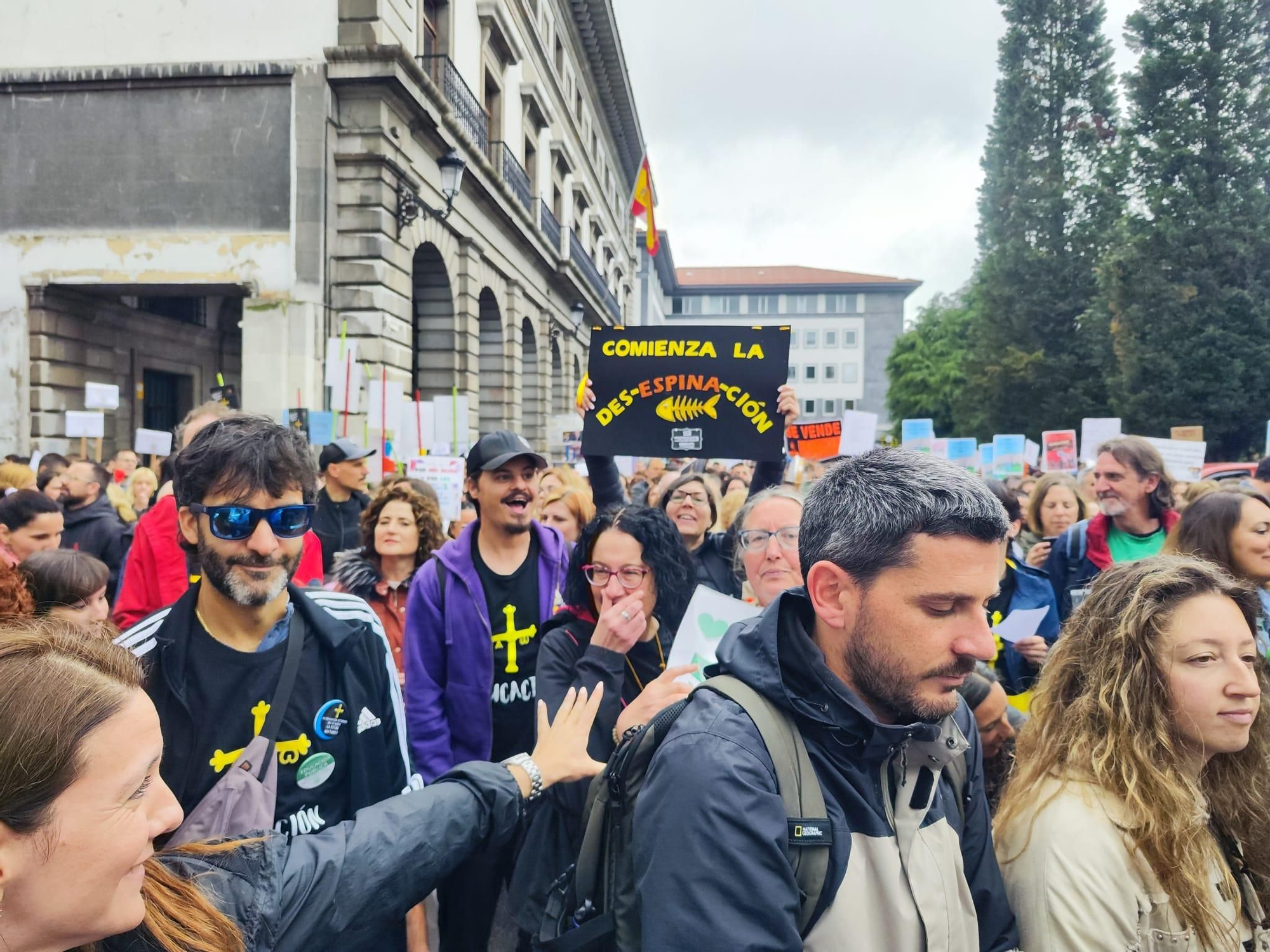 EN IMÁGENES: una gran columna de profesores ataviesa Oviedo para pedir soluciones tras la dimisión de Lydia Espina