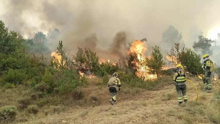 Evacuado Bernués por el incendio de Riglos (Huesca), que sufre una meteorología compleja