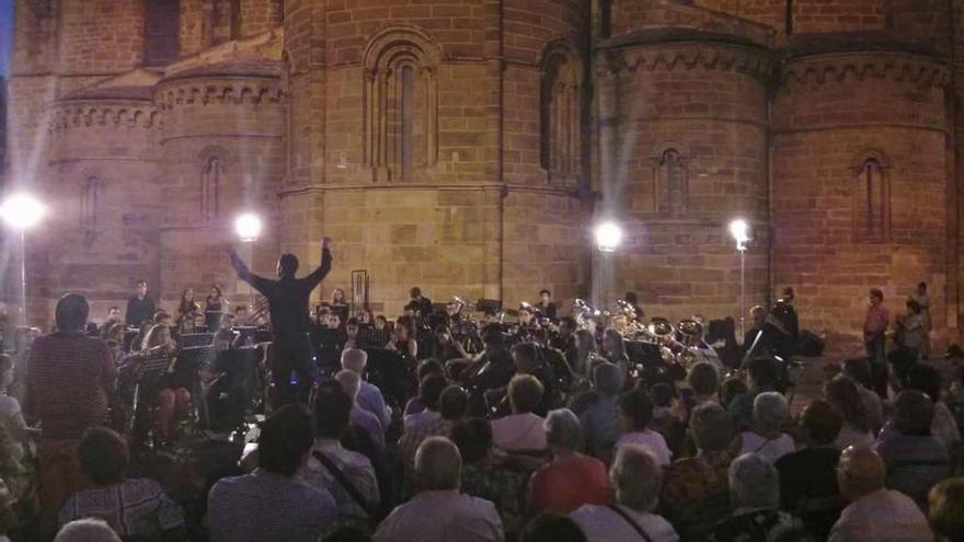 La Banda del Maestro Lupi ambienta la plaza de Santa María