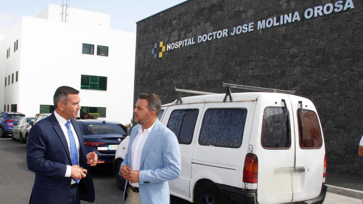 El presidente, Oswaldo Betancort, junto al vicepresidente, Jacobo Medina, ante el Hospital.