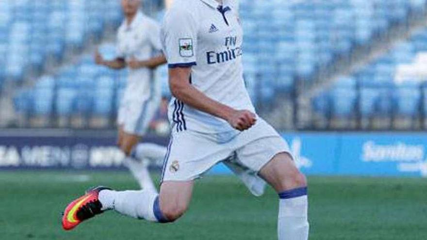 Fede Valverde golpea el balón, en un partido con el Castilla.