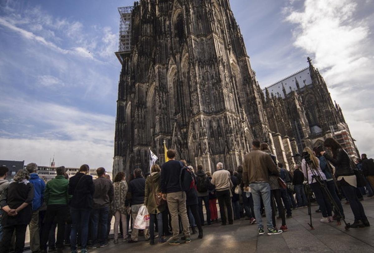 Nombroses persones davant la catedral de Colònia durant el funeral en memòria de les víctimes de Germanwings.