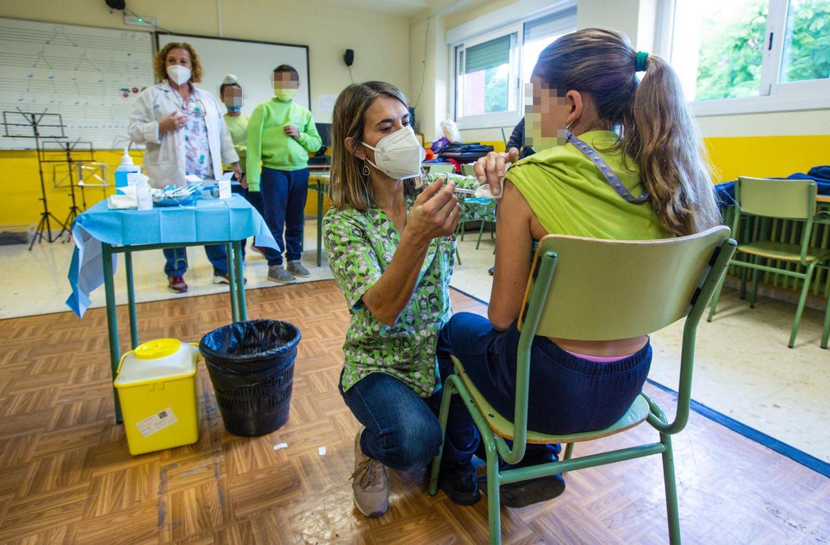 Arranca la vacunación de los niños de nueve a once años en colegios de Alicante