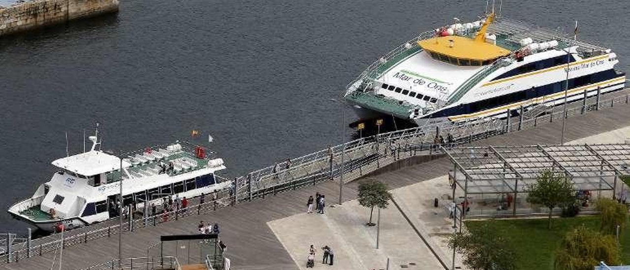 El mayor barco de la línea a Cíes (drch.), amarrado ayer en Vigo. // Marta G. B.