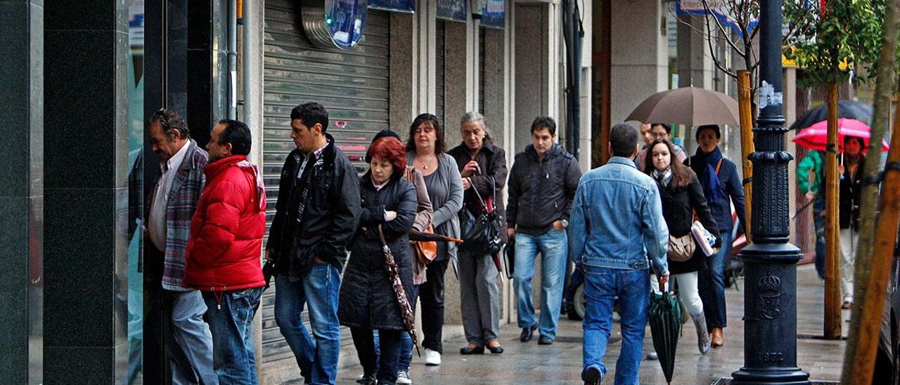 Cola de entrada a una oficina de empleo en Vigo