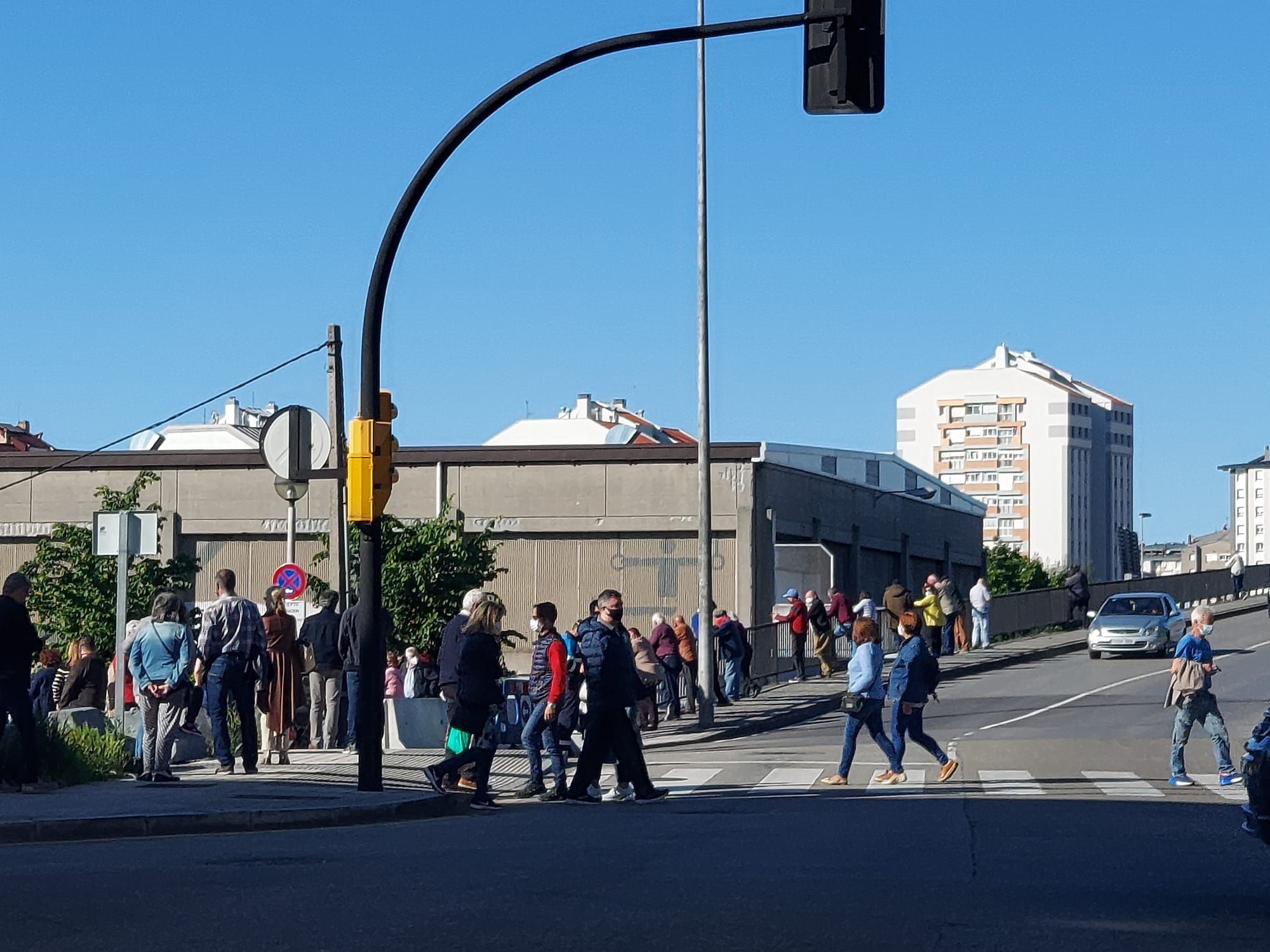 Las increíbles colas en Gijón, en el nuevo punto de vacunación de Perchera-La Braña