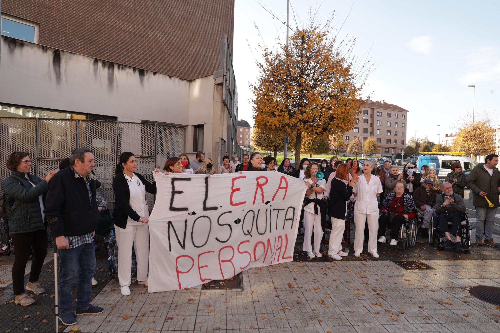 En imágenes: Protesta de los usuarios de la residencia Aurora Álvarez de Gijón por el recorte de plantilla