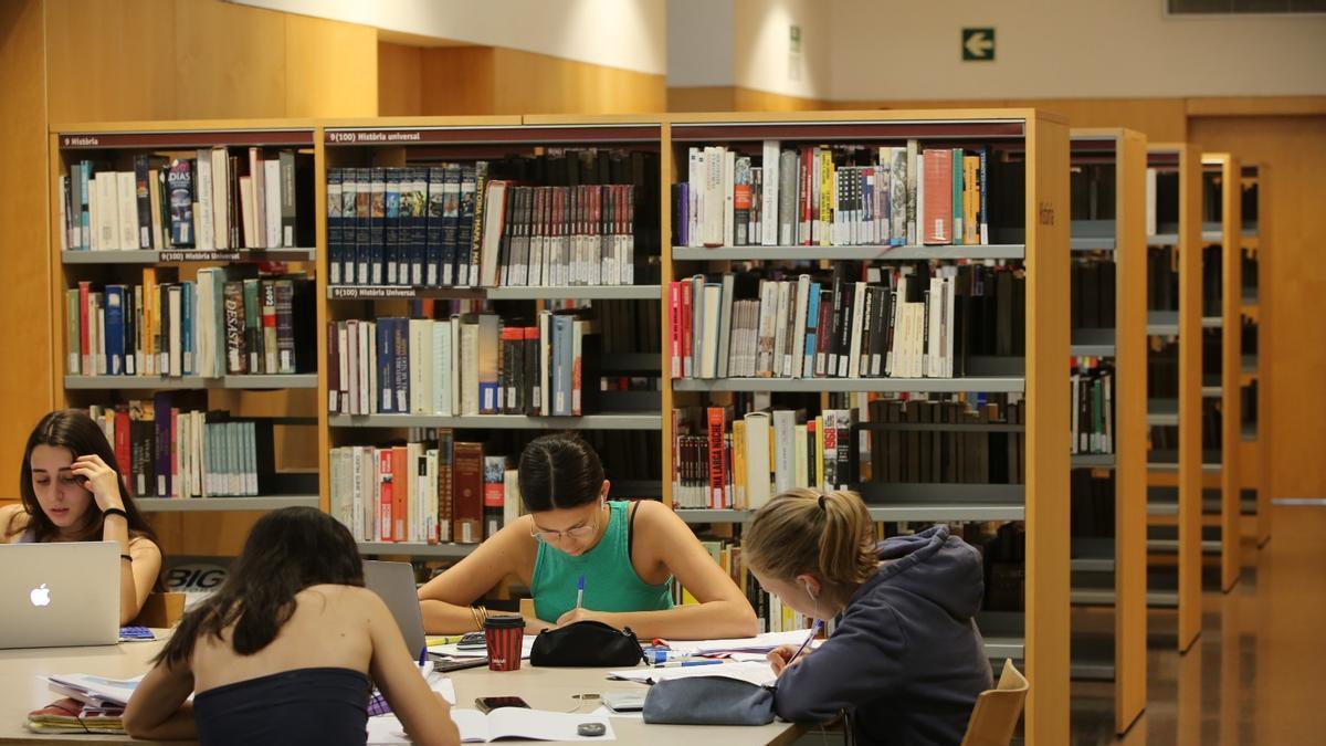 El Ministerio de Educación implementa un sistema de becas para reducir el impacto del contexto socioeconómico en el abandono escolar