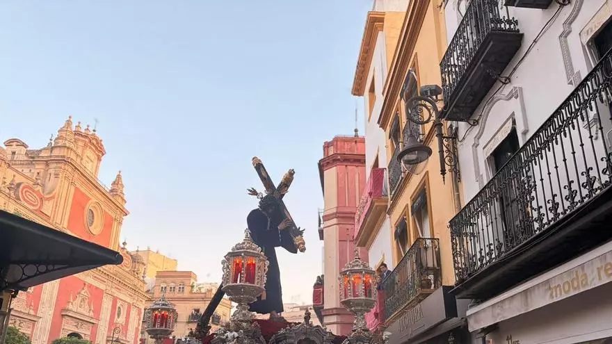 Vídeo | El Señor de Pasión abandona la plaza del Salvador y se adentra por la calle Cuna seguido por cientos de penitentes.