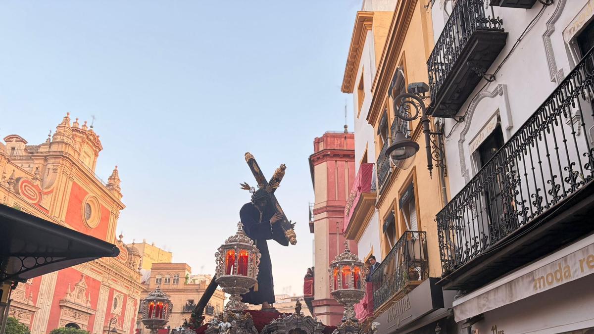 Vídeo | El Señor de Pasión abandona la plaza del Salvador y se adentra por la calle Cuna seguido por cientos de penitentes.