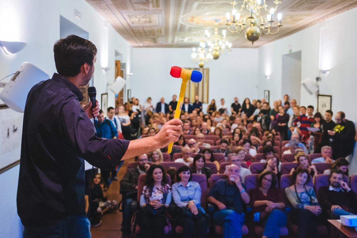 Míchelo Toro, en la subasta solidaria de fotos de 2015, en el Ateneo, a favor de la Fundación Vicente Ferrer.