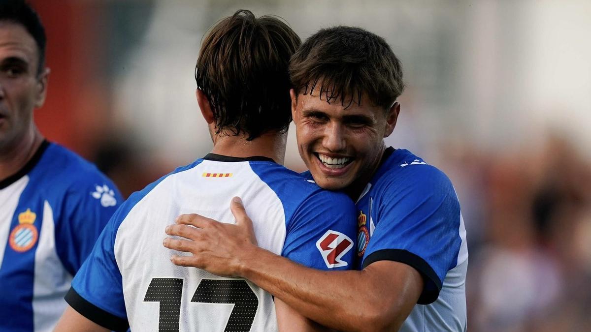 Los jugadores del Espanyol celebran un gol ante el Olot.