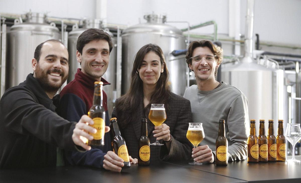 Braumeister Nacho García und das Gründer-Trio: Gonzalo und Beatriz Merino sowie Jaime Buades (v. li.)