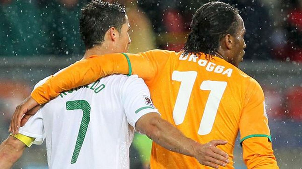 Ronaldo i Drogba s’abracen després de l’empat a zero entre Portugal i la Costa d’Ivori.
