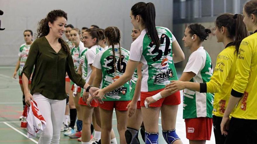 Jéssica Alonso saluda a la plantilla del Balonmano Gijón.