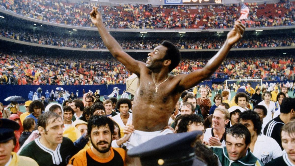 American Soccer - Pele's Final Match - New York Cosmos v Santos EDSON ARANTES DO NASCIMENTO, PELE, LLEVADO A HOMBROS EN EL PARTIDO DE SU RETIRADA, QUE ENFRENTO AL NEW YORK COSMOS Y AL SANTOS. ©EMPICS OT. FUTBOL.