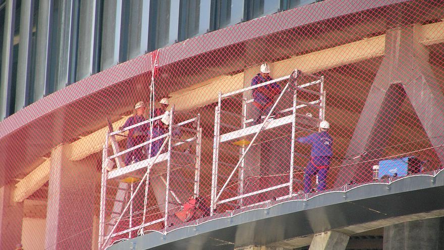 En la UCI tras una caída de cuatro metros en El Puntal