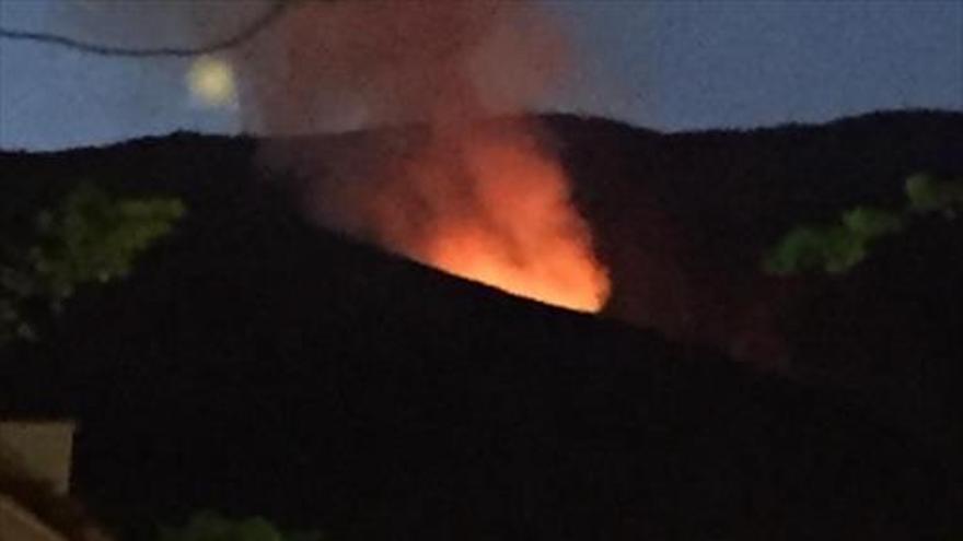 Efectivos del Infoex actúan en un fuego en la sierra de Guijo de Santa Bárbara