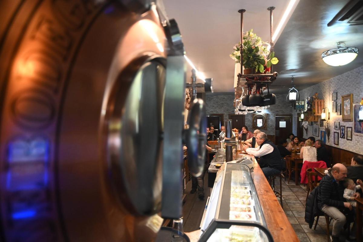 Otro aspecto que marca la diferencia en este bar de La Almozara es su ambiente.