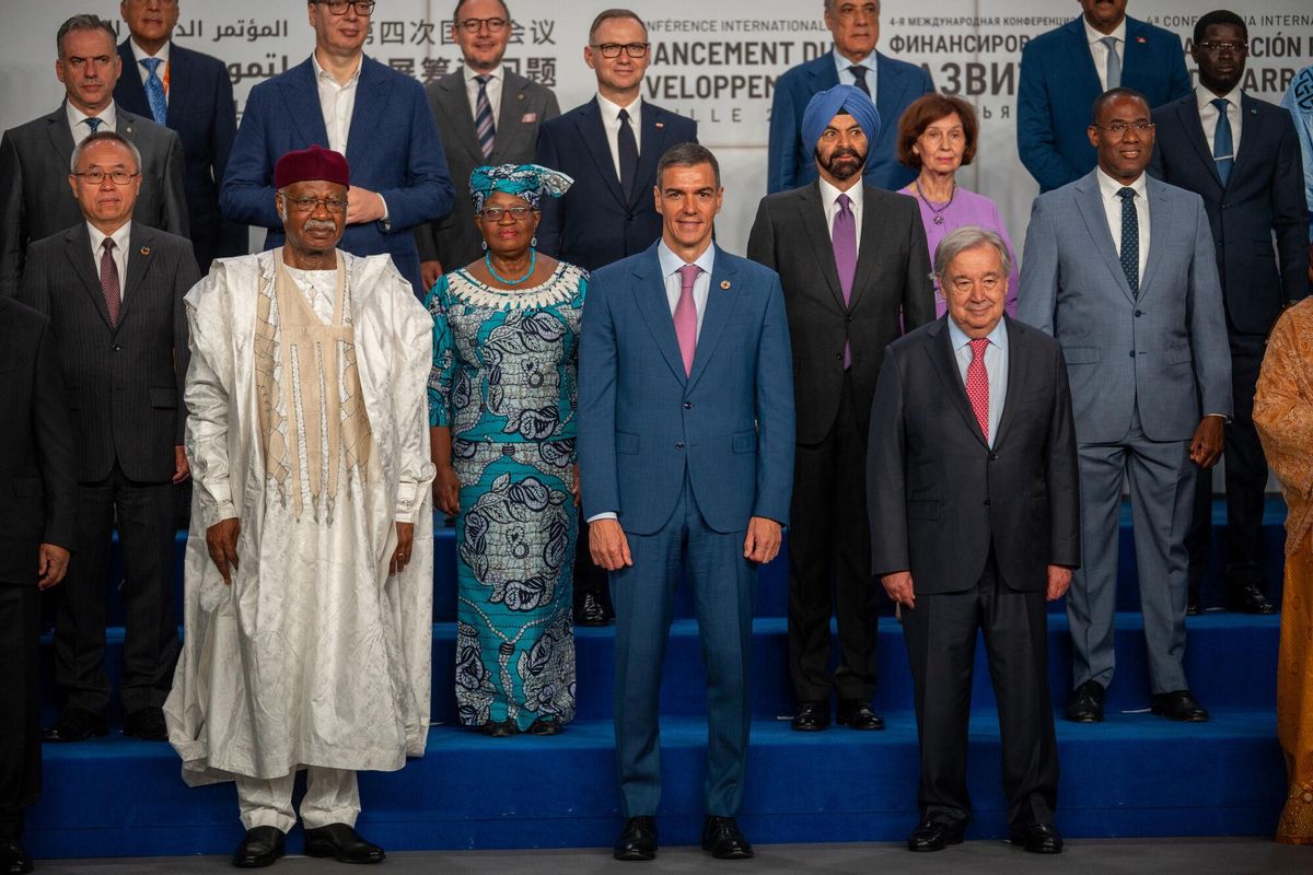 El presidente del gobierno, Pedro Sánchez durante la foto de familia tras la recepción de los mandatarios . A 30 de junio de 2025 en Sevilla, Andalucía (España). En el Palacio de Congresos y Exposiciones de Sevilla (FIBES) ha tenido lugar la foto oficial con los jefes de Estado y de Gobierno que participan en la IV Conferencia Internacional sobre la Financiación para el Desarrollo de la ONU. En este acto institucional, se da la bienvenida a los mandatarios que intervienen en esta cumbre global centrada en los retos económicos y financieros del desarrollo sostenible. 30 JUNIO 2025 Francisco J. Olmo / Europa Press 30/06/2025. PEDRO SÁNCHEZ PÉREZ-CASTEJÓN;Francisco J. Olmo;