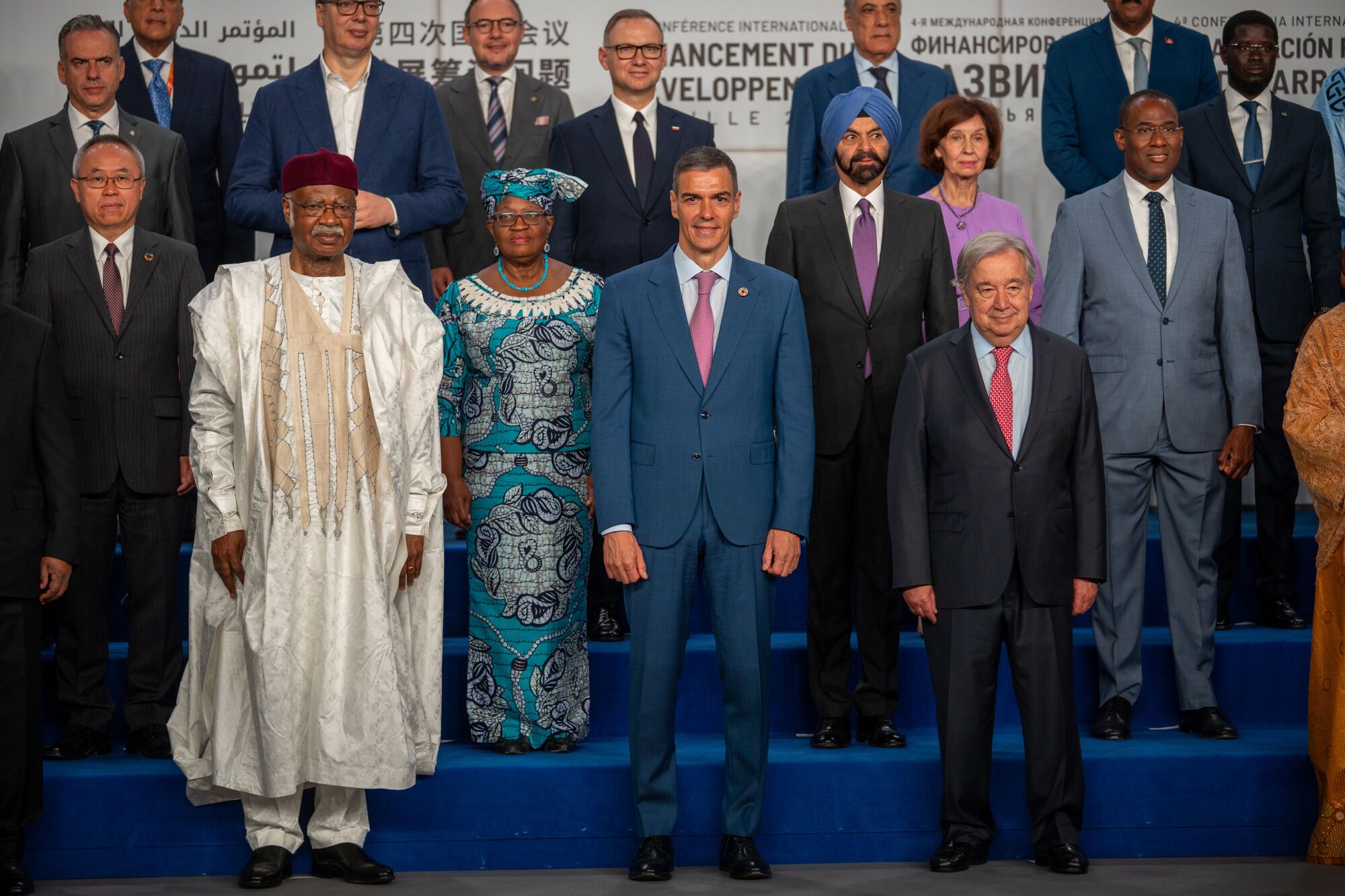 El presidente del gobierno, Pedro Sánchez durante la foto de familia tras la recepción de los mandatarios . A 30 de junio de 2025 en Sevilla, Andalucía (España). En el Palacio de Congresos y Exposiciones de Sevilla (FIBES) ha tenido lugar la foto oficial con los jefes de Estado y de Gobierno que participan en la IV Conferencia Internacional sobre la Financiación para el Desarrollo de la ONU. En este acto institucional, se da la bienvenida a los mandatarios que intervienen en esta cumbre global centrada en los retos económicos y financieros del desarrollo sostenible. 30 JUNIO 2025 Francisco J. Olmo / Europa Press 30/06/2025. PEDRO SÁNCHEZ PÉREZ-CASTEJÓN;Francisco J. Olmo;
