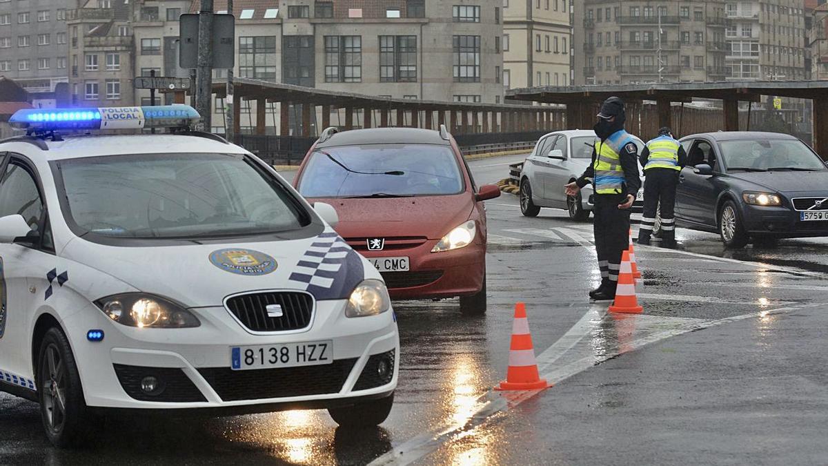 Control de la Policía Local de Poio en la rotonda de A Barca.   | // RAFA VÁZQUEZ