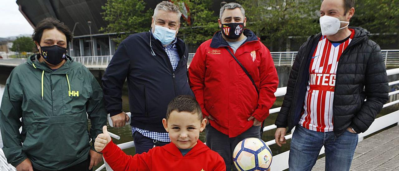 Por la izquierda, Eduardo Cordero, José Manuel García, Pedro Riesco y Andrés Buznego. Delante, el pequeño Iker Riesco, con el fondo norte de El Molinón detrás.