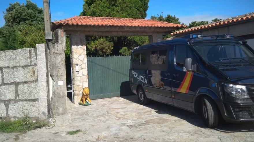 Un vehículo policial, en la entrada de la casa de Charlín. // I. A.