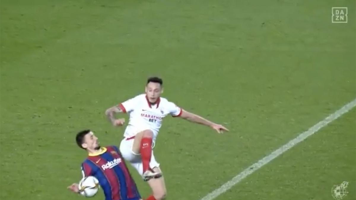 La polémica mano de Lenglet que el Sevilla protestó