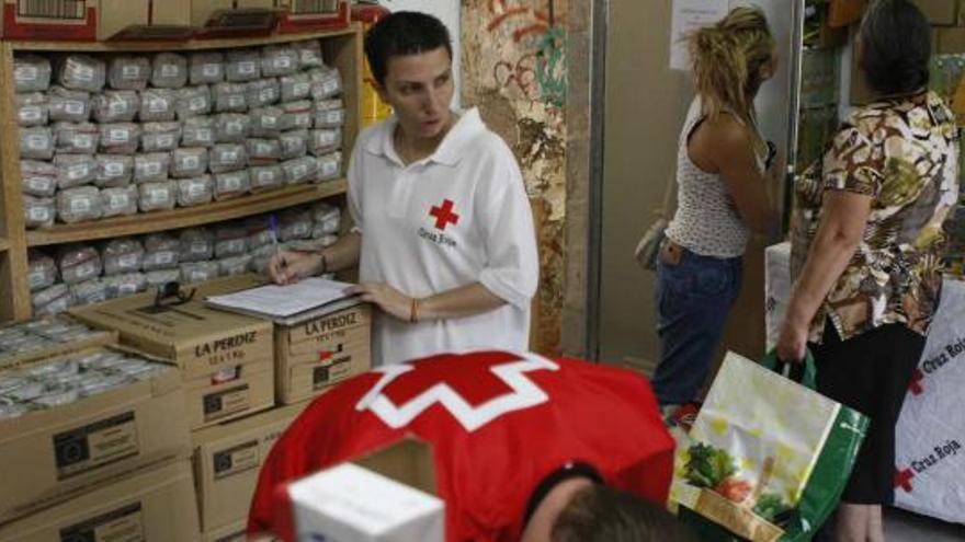 Efectivos de Cruz Roja entregando comida en el banco de alimentos en una imagen captada en la mañana de ayer.