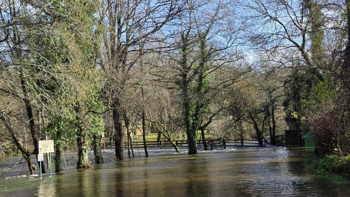 El río Ulla cubre el acceso al área recreativa de las Insuas de Gres, en Vila de Cruces. | FIRMA