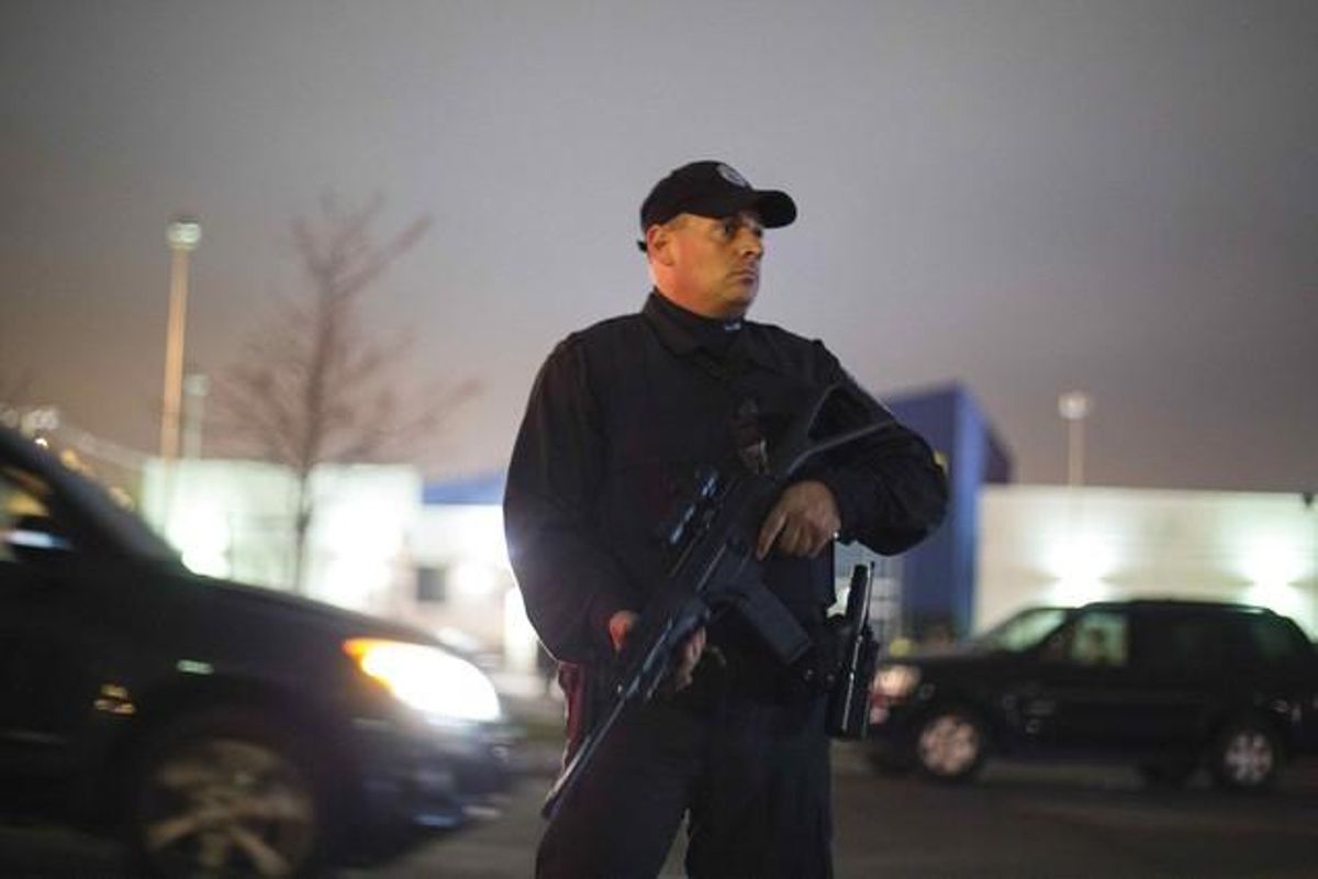 Un agent armat amb un rifle durant l’enfrontament.