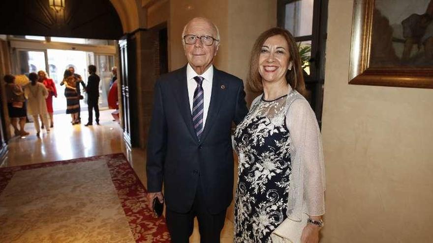 María Teresa González ya ejerce de presidenta del Rotary Club de Avilés