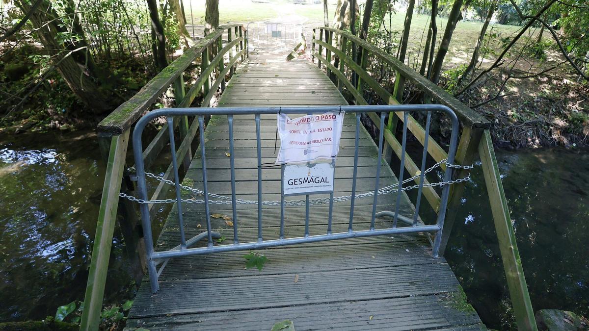 Las dos caras del río Os Gafos: de la renaturalización en Campolongo a las pasarelas rotas y vertidos directos