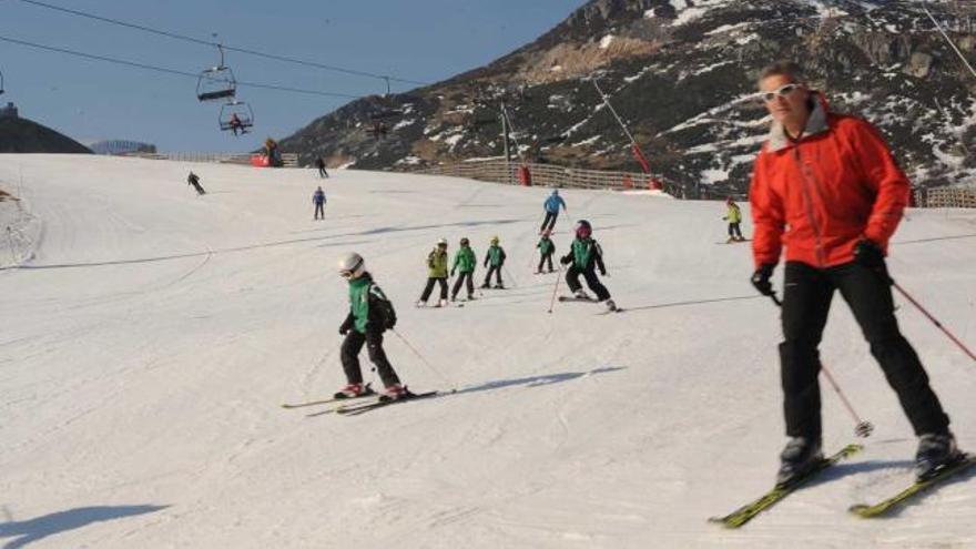 Usuarios en la estación de esquí de Pajares durante el fin de semana.