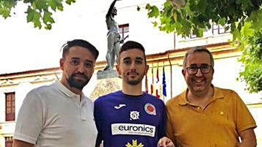 Pablo García posa junto al técnico y el presidente de su nuevo club.